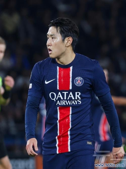 足彩伤情:巴黎中场李刚仁伤缺,法兰克福伤病情况严峻 足彩伤情:巴黎中场李刚仁伤缺,法兰克福伤病情况严峻