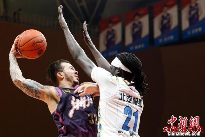 CBA常规赛激战：浙江稠州客场73